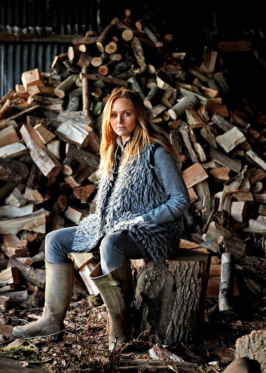 Stella McCartney, tree stump, firewood, SD Phone Wallpaper