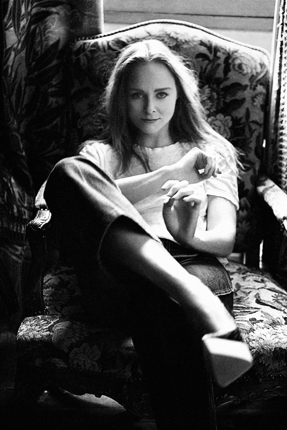 Stella McCartney, greyscale portrait, vintage floral armchair, HD Phone Wallpaper