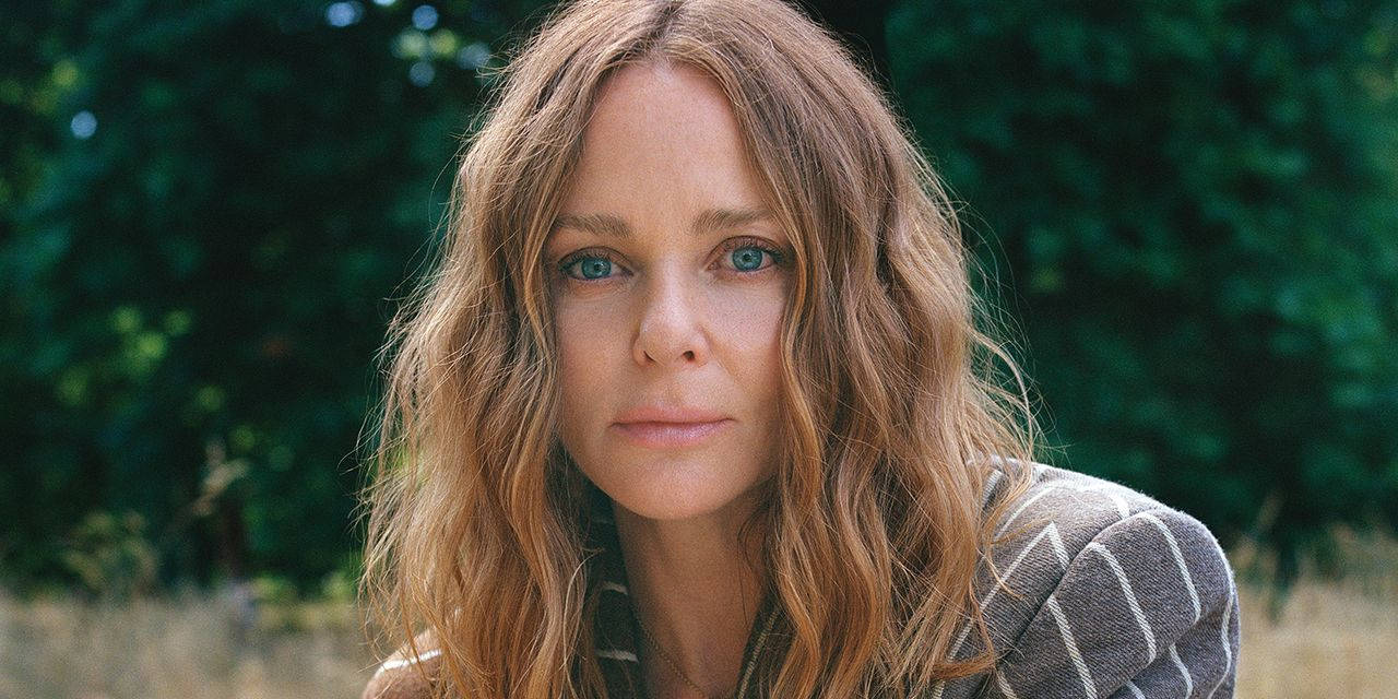 Stella McCartney, Soft Smile, wavy blonde hair, HD Desktop Wallpaper