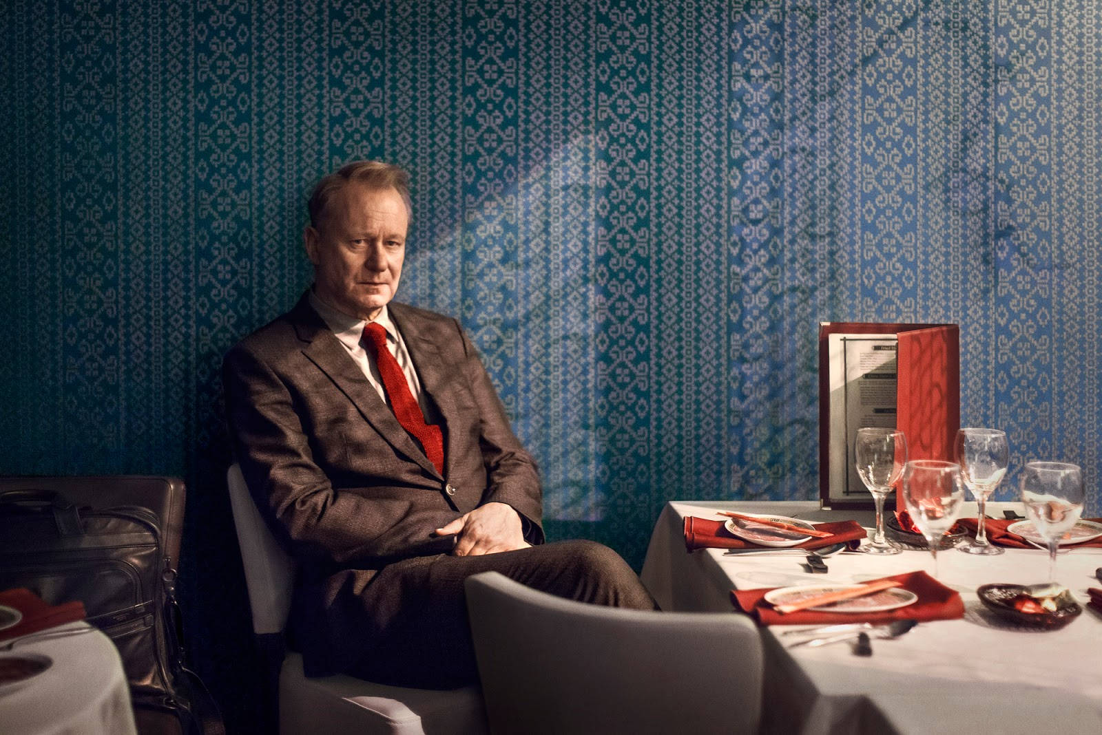 Stellan Skarsgård, brown suit, red tie, HD Desktop Wallpaper