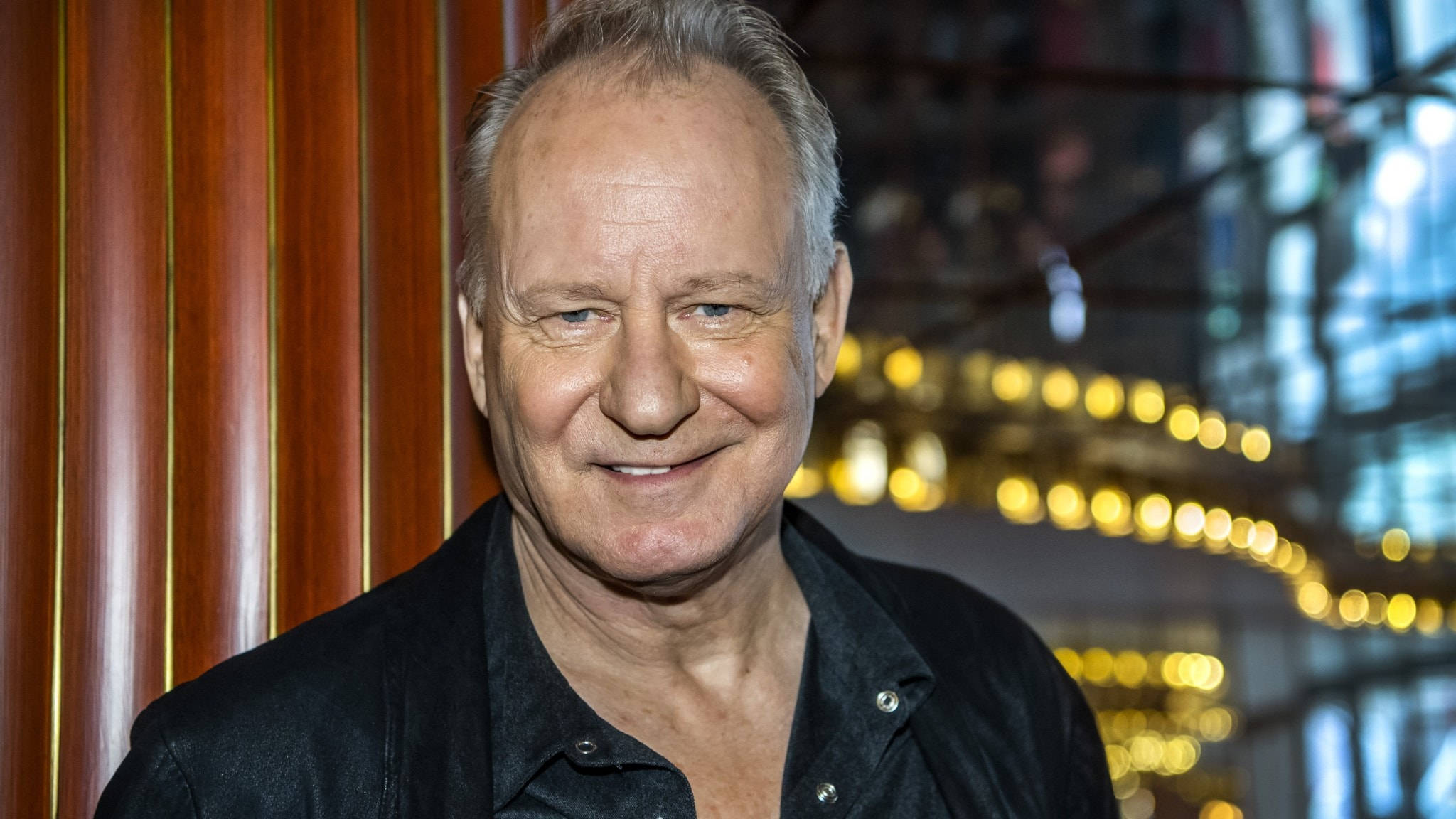 Stellan Skarsgård, black shirt, warm wooden panels, Full HD Desktop Wallpaper
