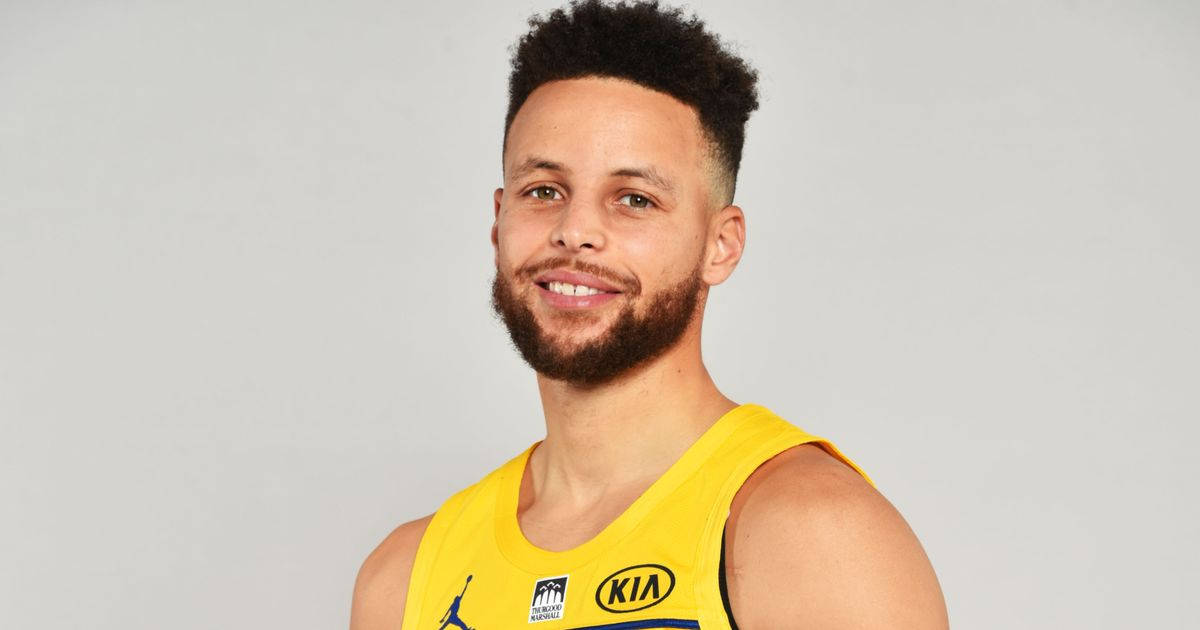 Steph Curry, yellow jersey, plain gray background, SD Desktop Wallpaper