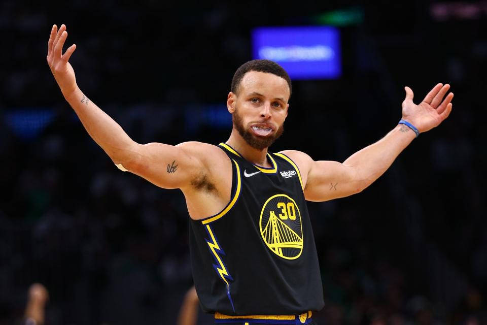 Steph Curry, black and yellow jersey, court, SD Desktop Wallpaper
