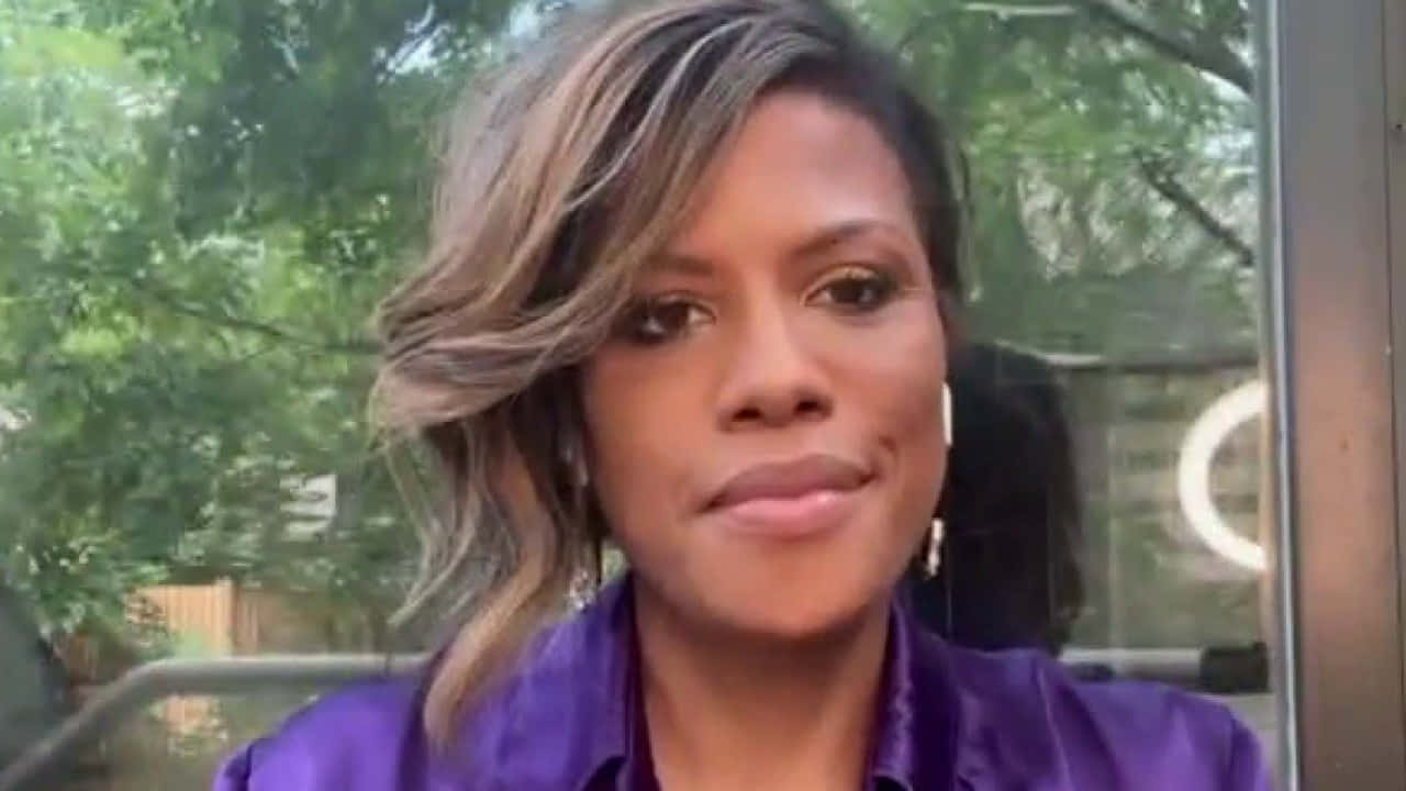 Stephanie Rawlings Blake, layered blonde hair, purple satin shirt, HD Desktop Wallpaper