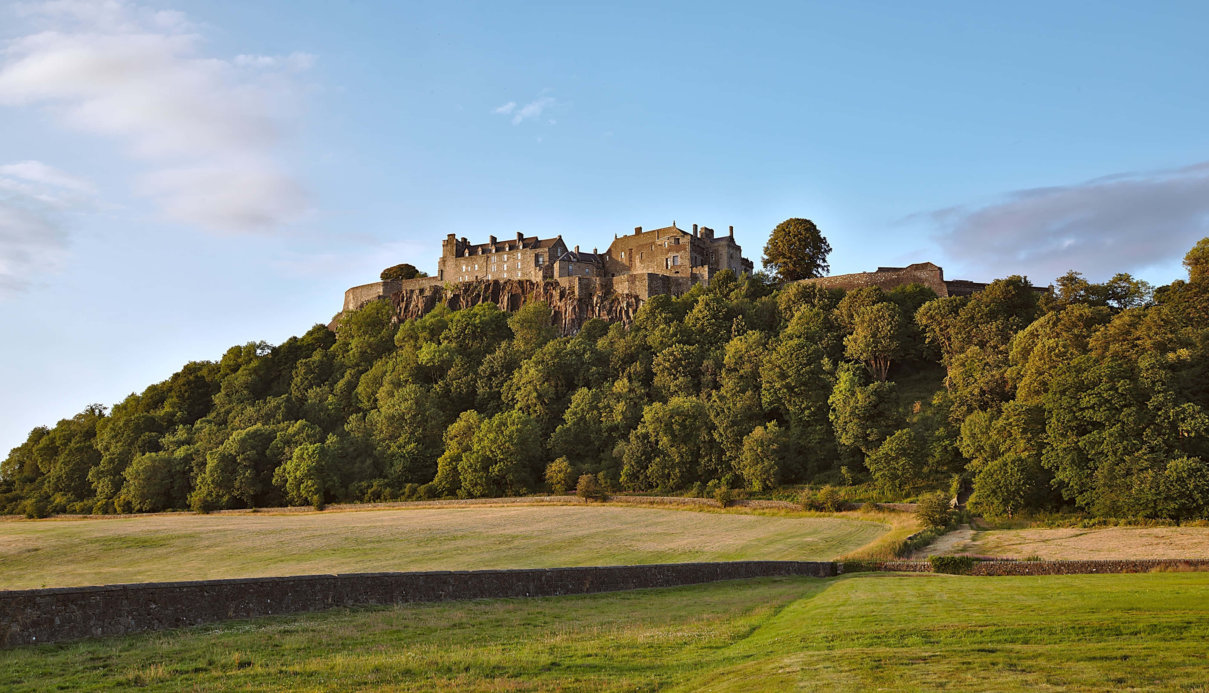 Sterling Castle, lush green hill, clear blue sky, 4K Desktop Wallpaper