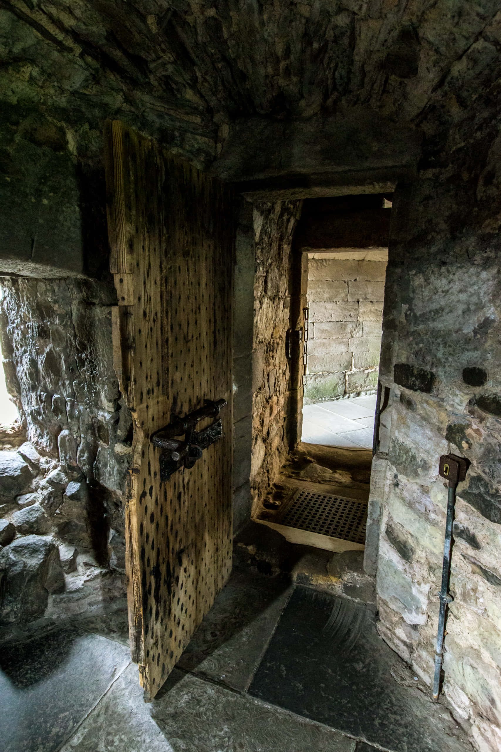 Sterling Castle, wooden door, iron bolts, 2K Phone Wallpaper