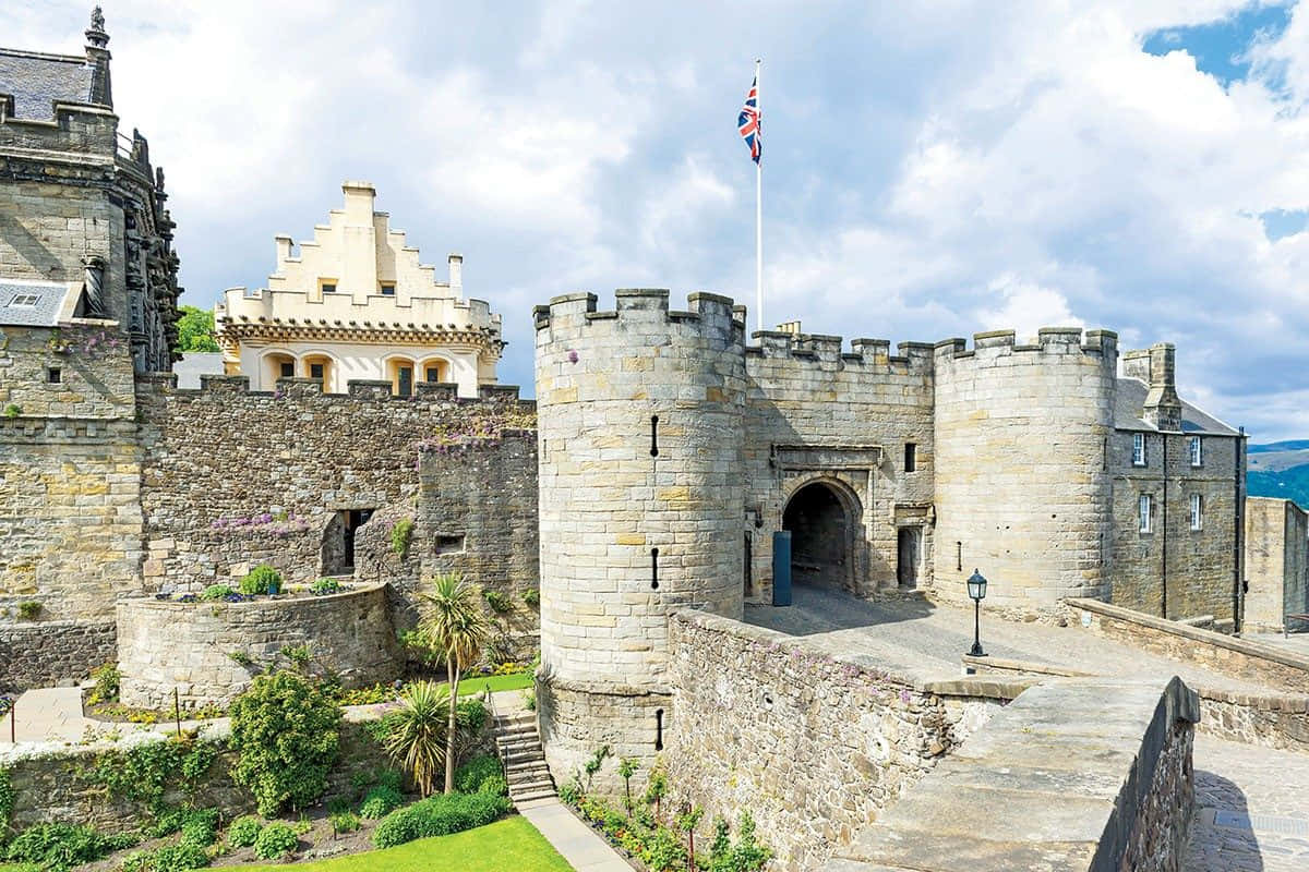 Sterling Castle, stone towers, flagpole, SD Desktop Wallpaper
