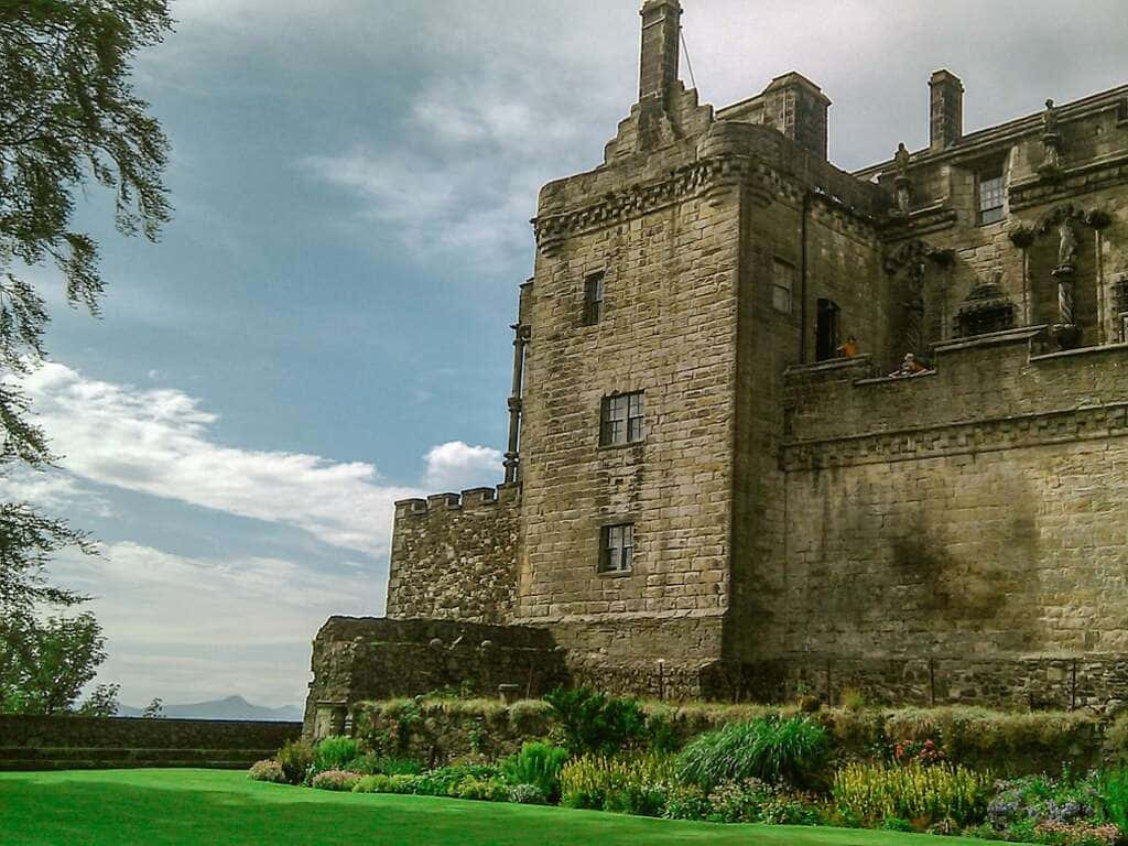 Sterling Castle, mossy walls, turrets, SD Desktop Wallpaper