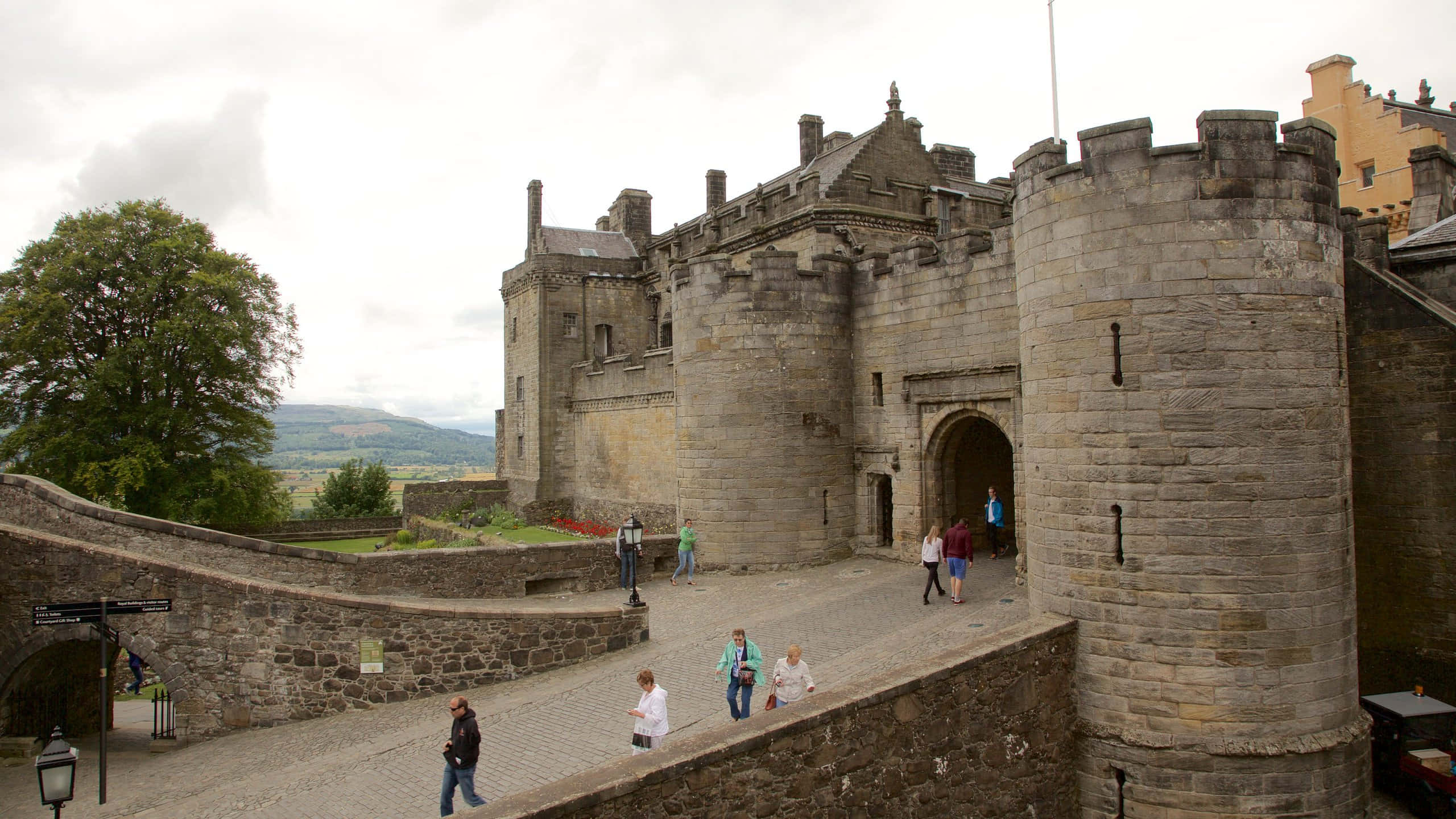 Sterling Castle, stone pathways, grand entrance, 2K Desktop Wallpaper