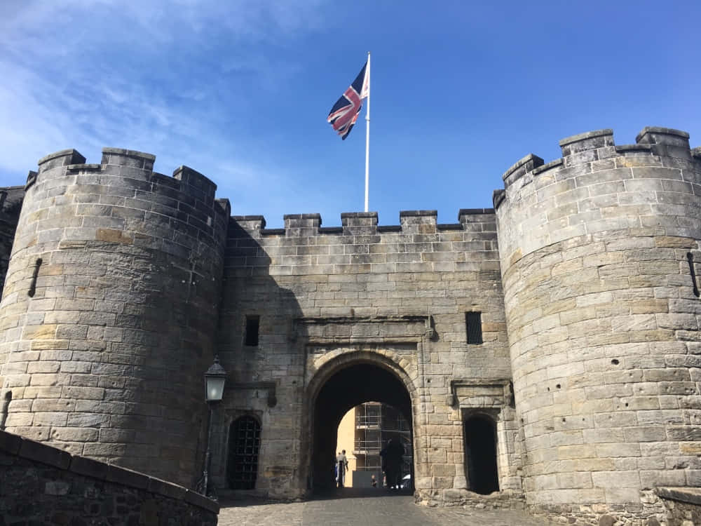 Sterling Castle, crenellated towers, British flag, SD Desktop Wallpaper