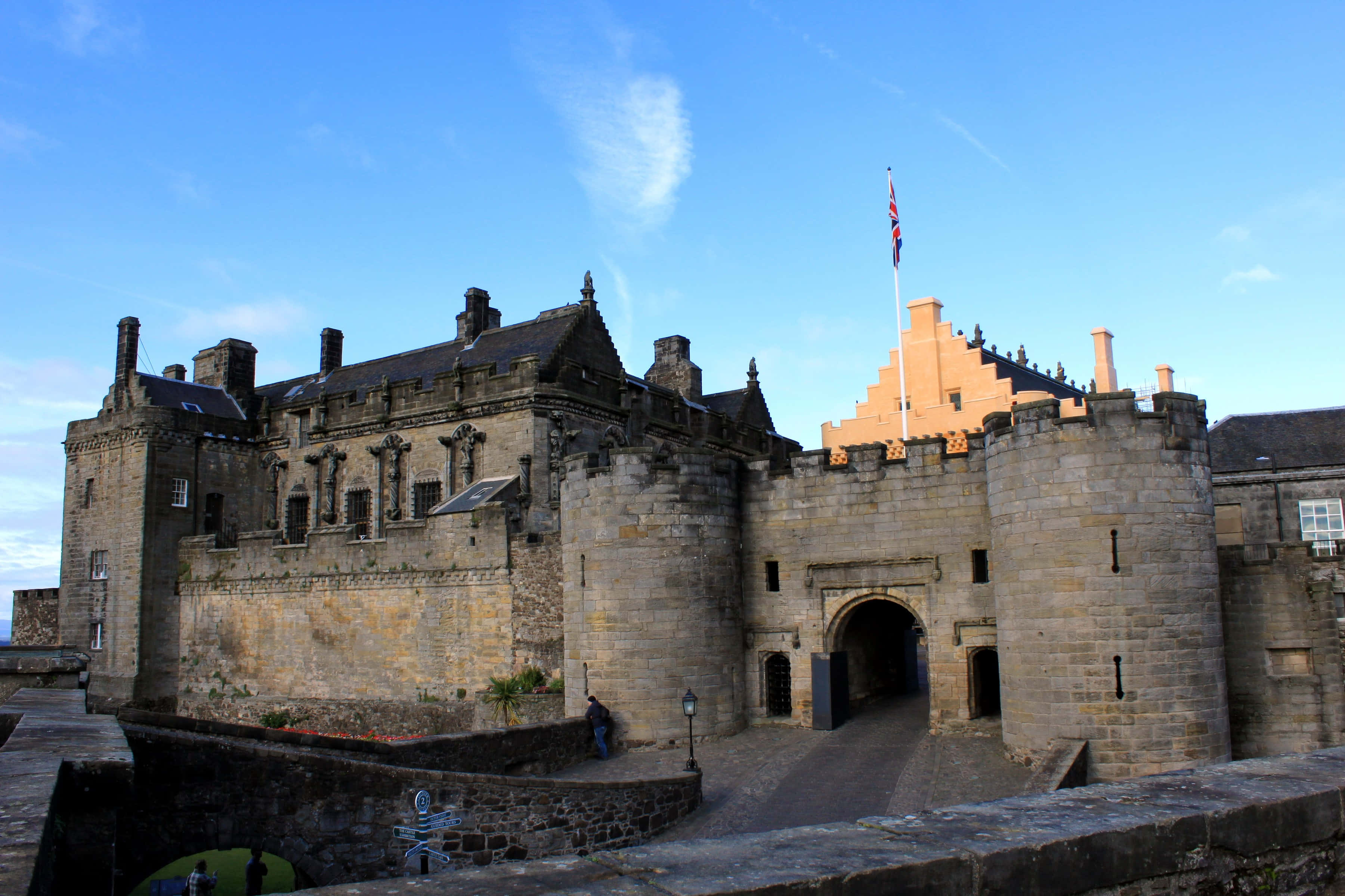 Sterling Castle, stone towers, flagpole, 2K Desktop Wallpaper