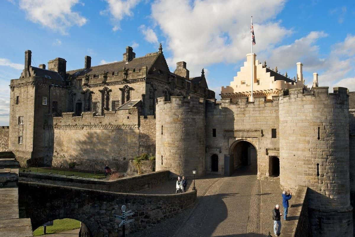 Sterling Castle, stone towers, flag, SD Desktop Wallpaper