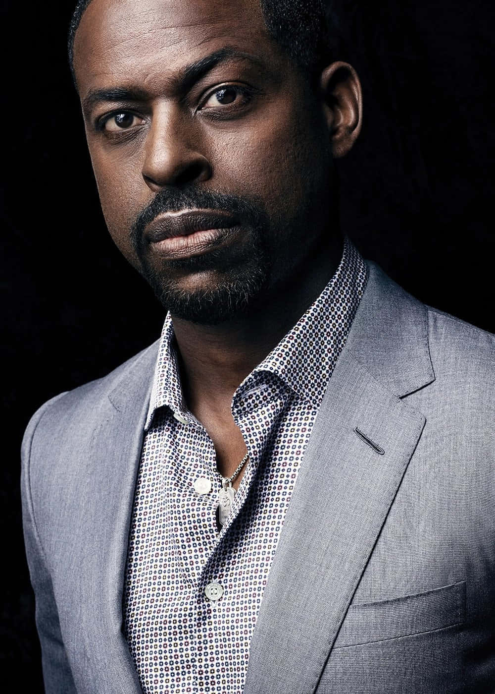 Sterling K Brown, gray suit, patterned shirt, HD Phone Wallpaper
