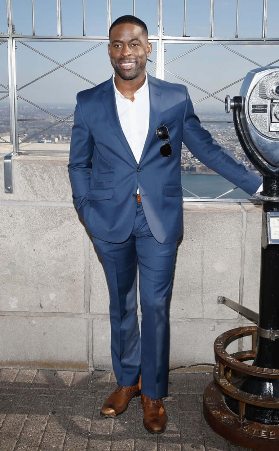 Sterling K Brown, blue suit, coin-operated telescope, HD Phone Wallpaper