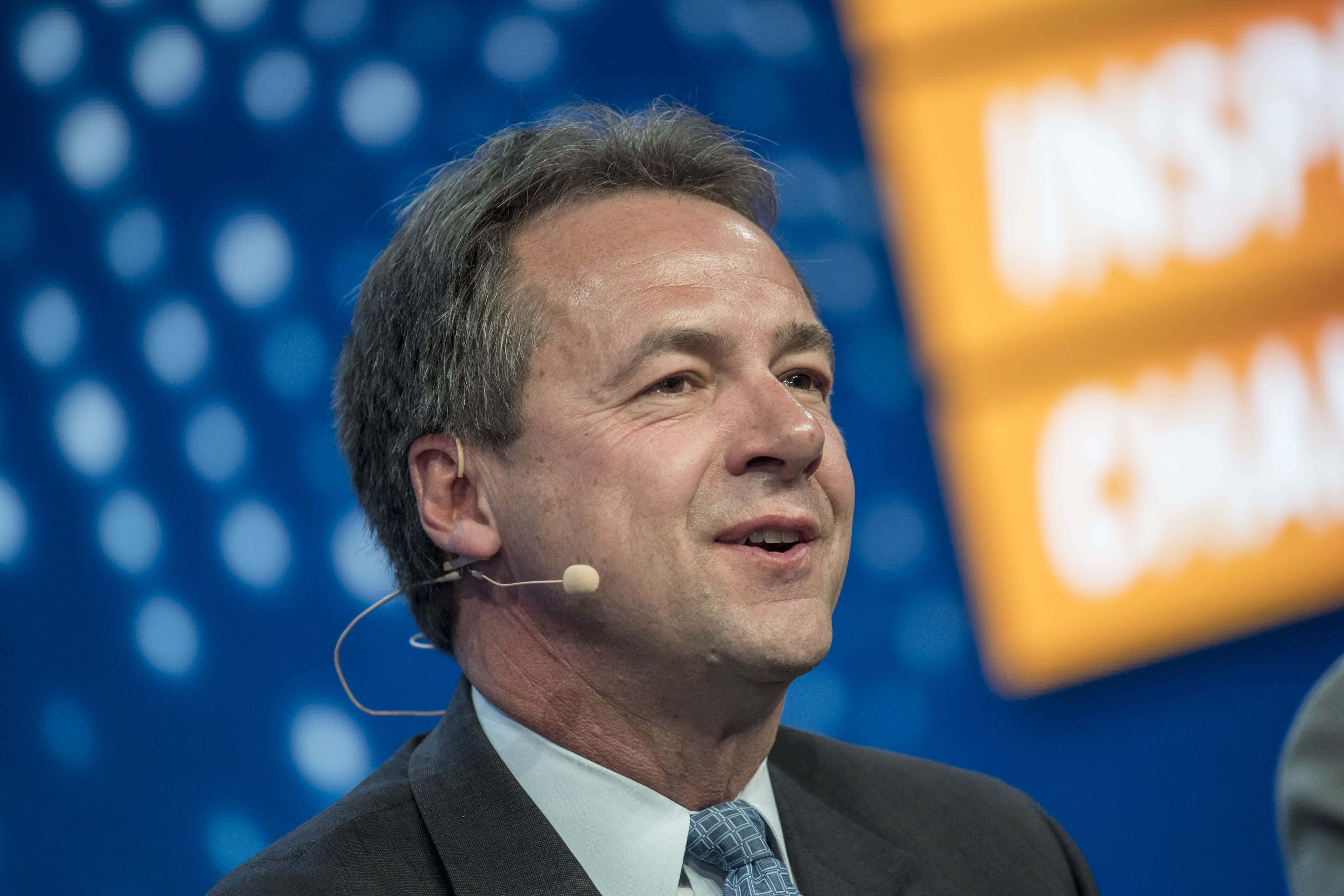 Steve Bullock, suit and tie, lapel mic, 4K Desktop Wallpaper