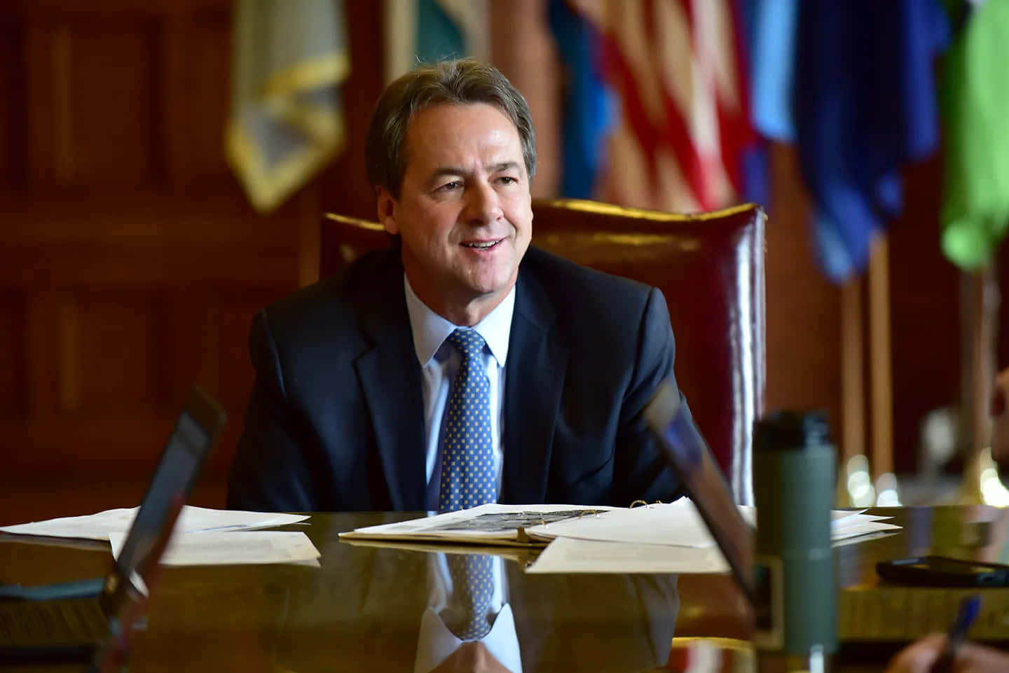 Steve Bullock, dark suit, patterned tie, HD Desktop Wallpaper