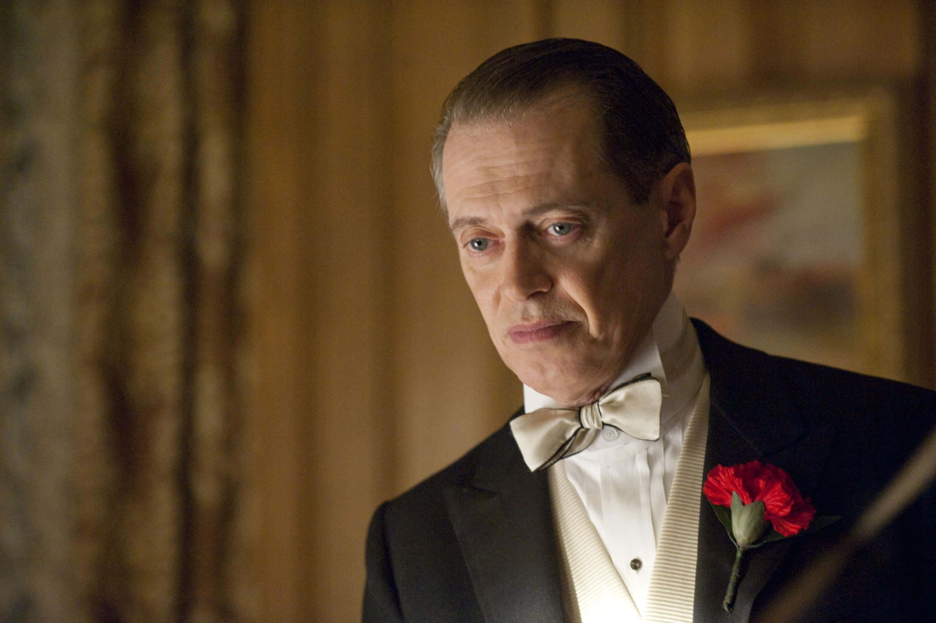 Steve Buscemi, black tuxedo, red carnation, 2K Desktop Wallpaper