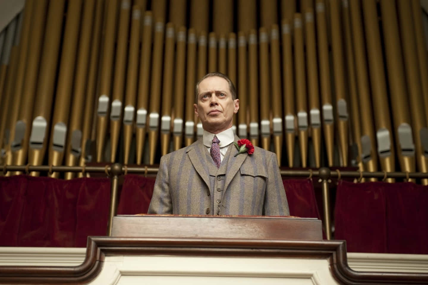 Steve Buscemi, striped suit, wooden pulpit, HD Desktop Wallpaper
