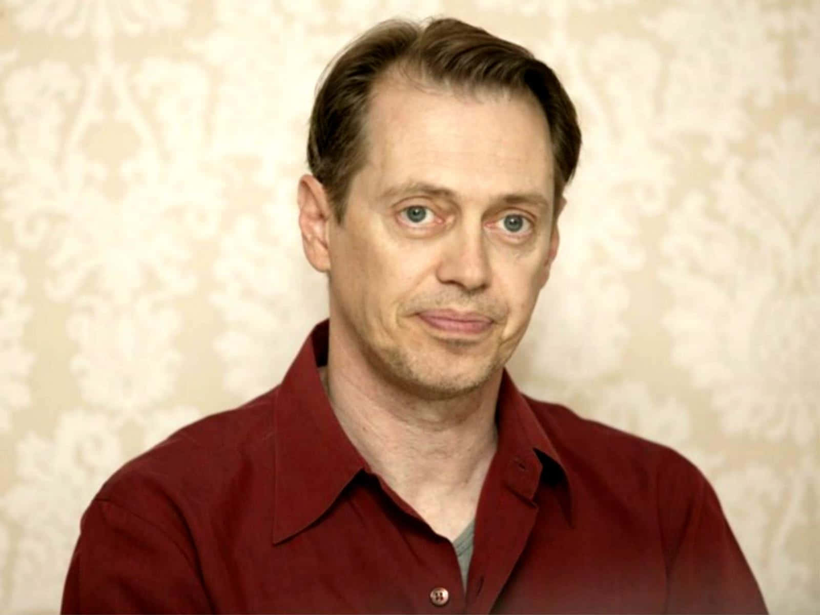 Steve Buscemi, red shirt, cream-colored floral wallpaper, HD Desktop Wallpaper