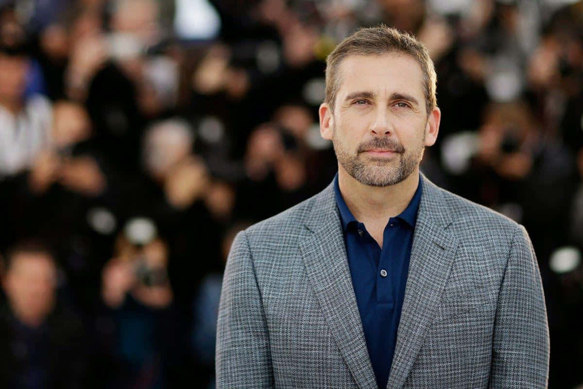 Steve Carell, gray checkered suit, blurred crowd of photographers, SD Desktop Wallpaper