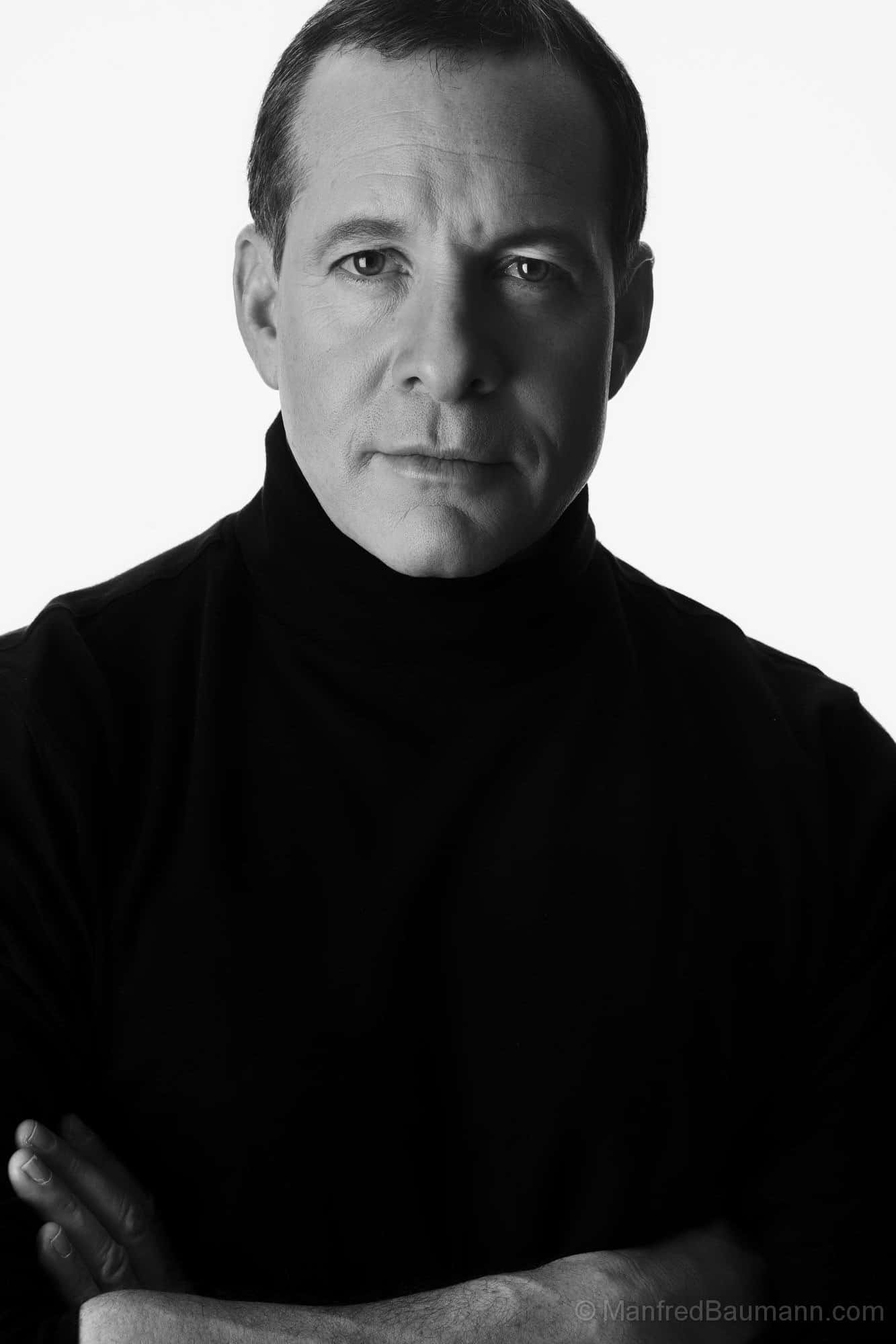 Steve Guttenberg, turtleneck, arms crossed, Full HD Phone Wallpaper