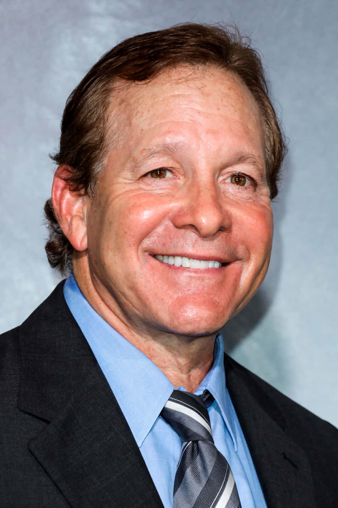Steve Guttenberg, dark suit, striped tie, HD Phone Wallpaper