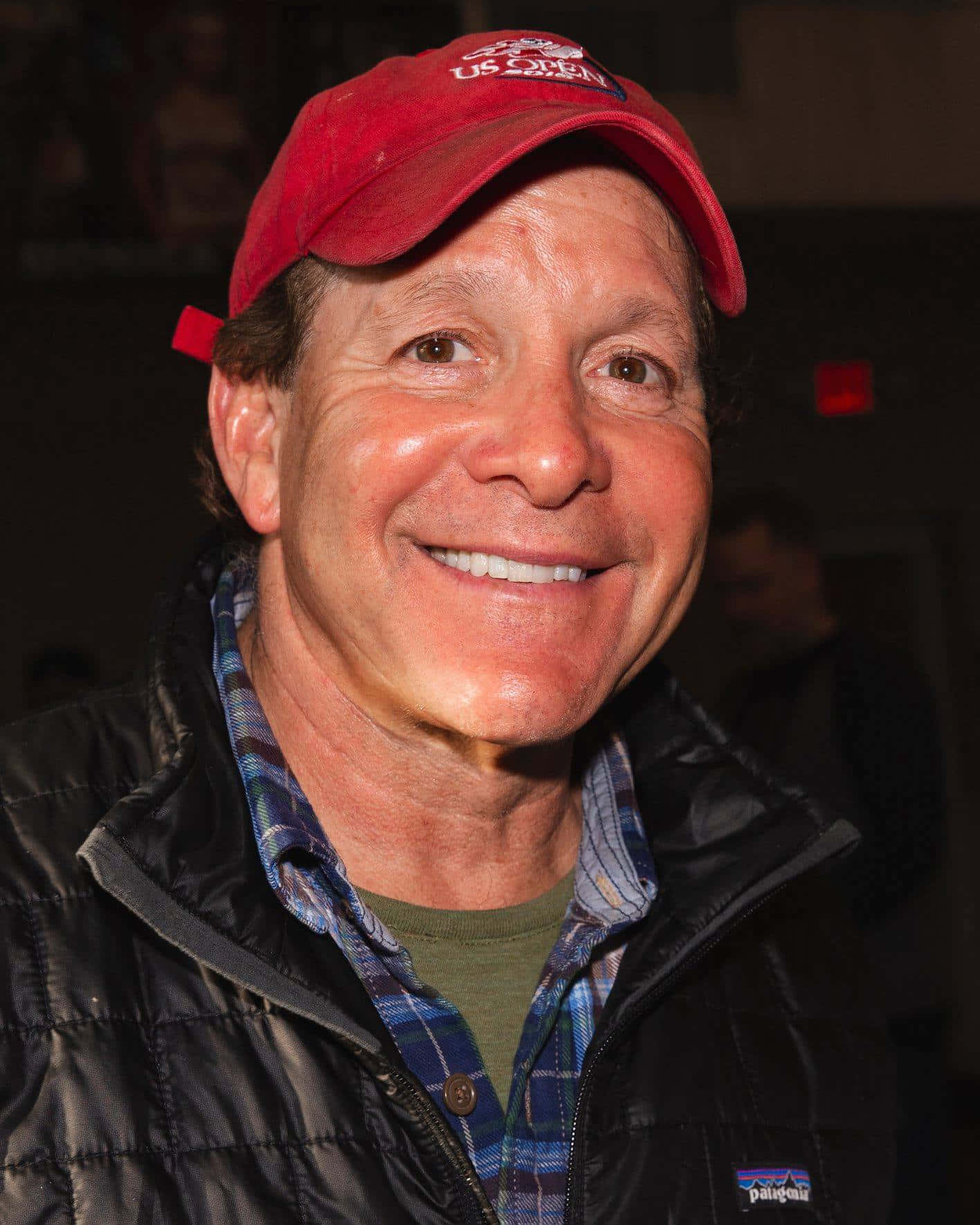 Steve Guttenberg, red cap, black jacket, HD Phone Wallpaper