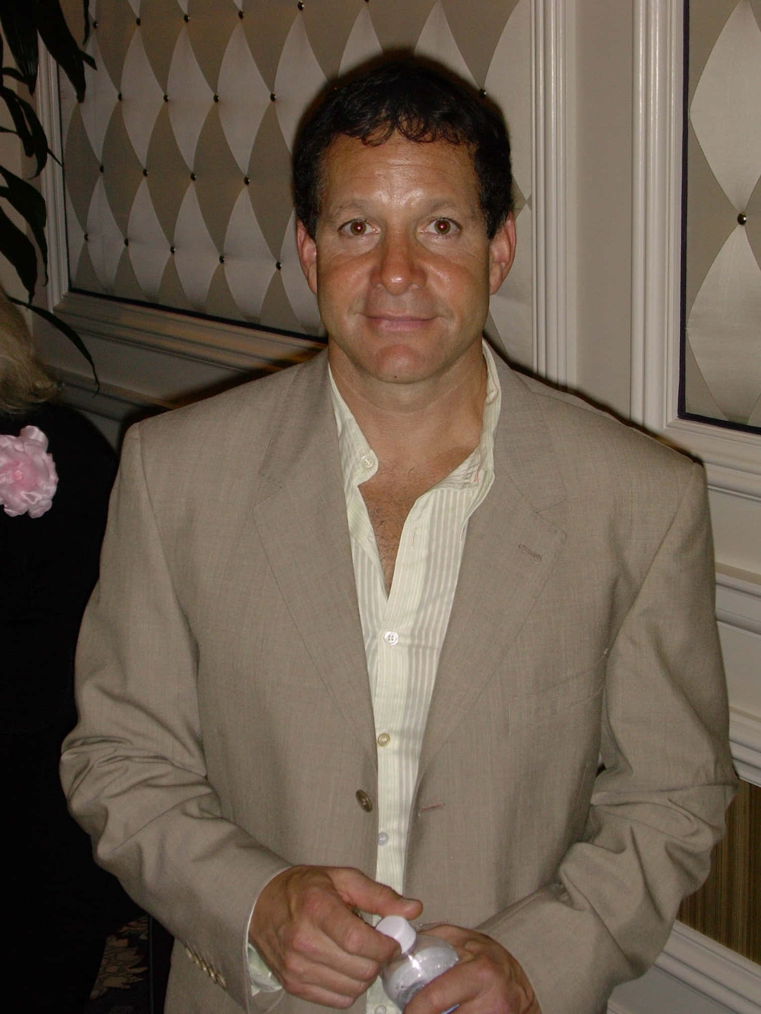 Steve Guttenberg, beige suit, striped shirt, Full HD Phone Wallpaper