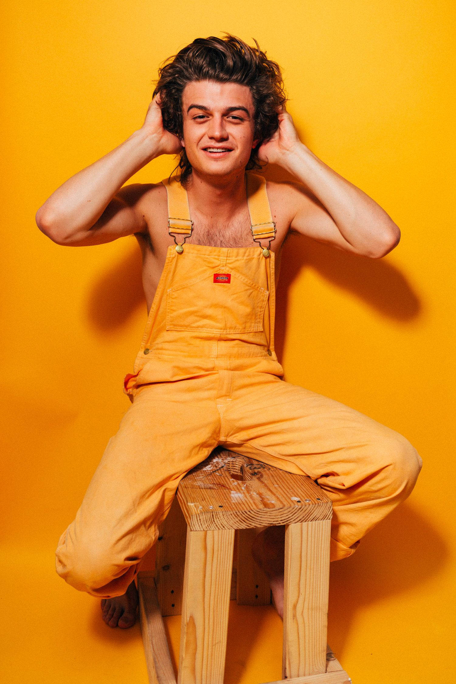 Steve Harrington, yellow overalls, wooden stool, Full HD Phone Wallpaper
