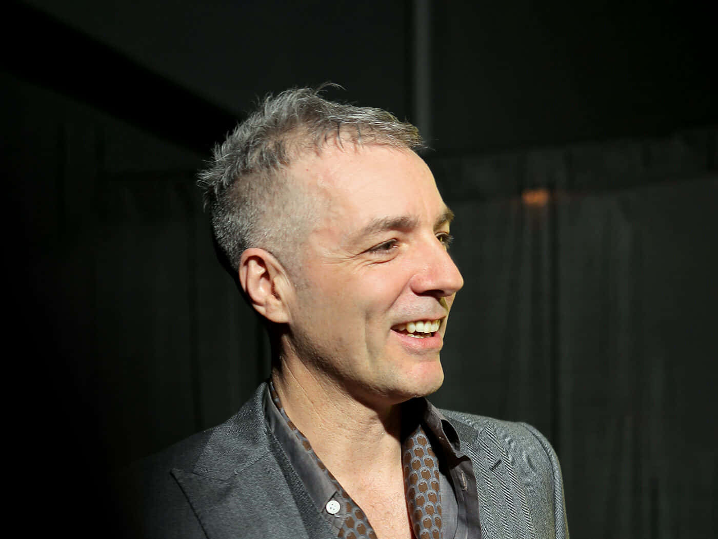 Steve Mackey, gray suit, patterned shirt, HD Desktop Wallpaper