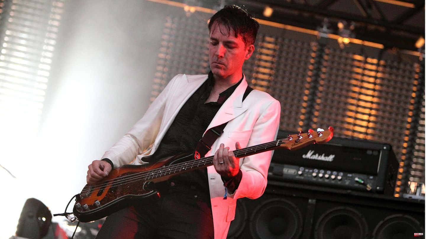 Steve Mackey, white blazer, sunburst bass guitar, HD Desktop Wallpaper