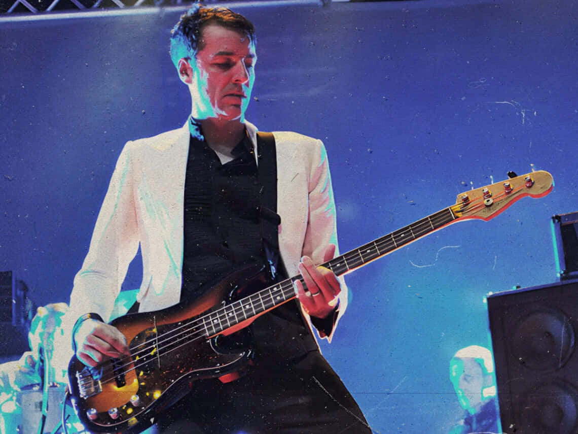 Steve Mackey, white blazer, sunburst bass guitar, SD Desktop Wallpaper