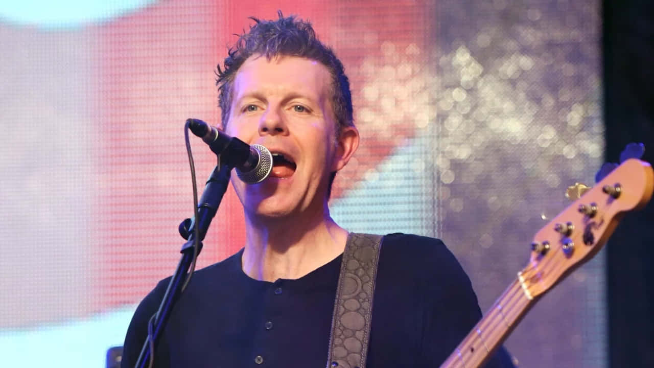 Steve Mackey, bass guitar, microphone, HD Desktop Wallpaper