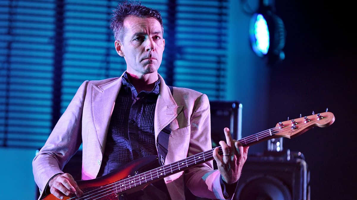 Steve Mackey, bass guitar, blue stage lights, SD Desktop Wallpaper