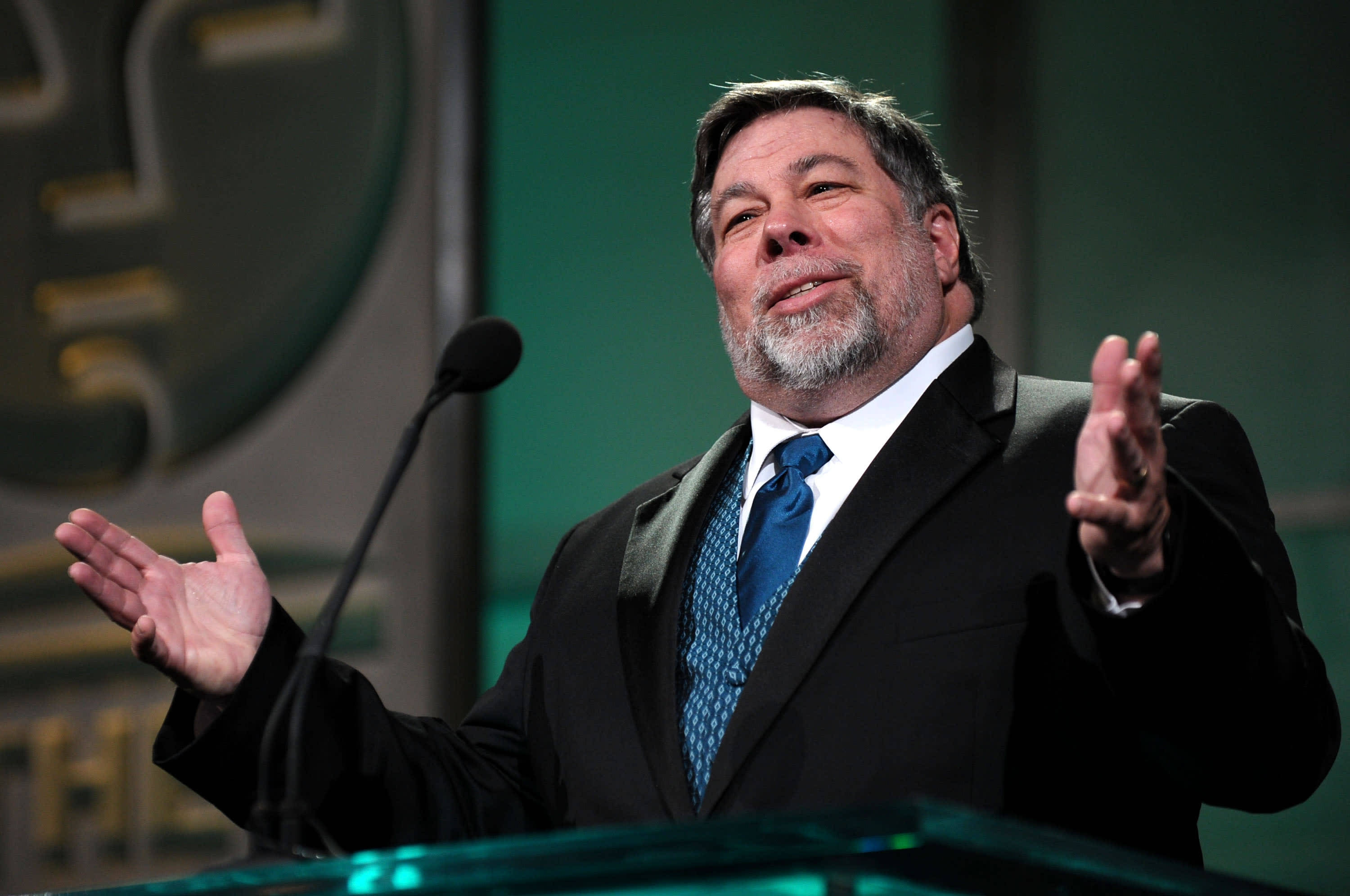 Steve Wozniak, podium, stage lights, 2K Desktop Wallpaper