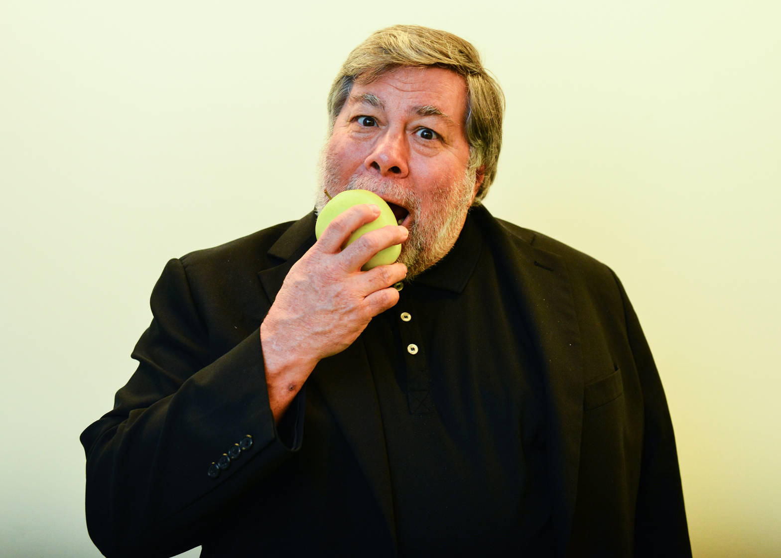 Steve Wozniak, green apple, black suit, HD Desktop Wallpaper