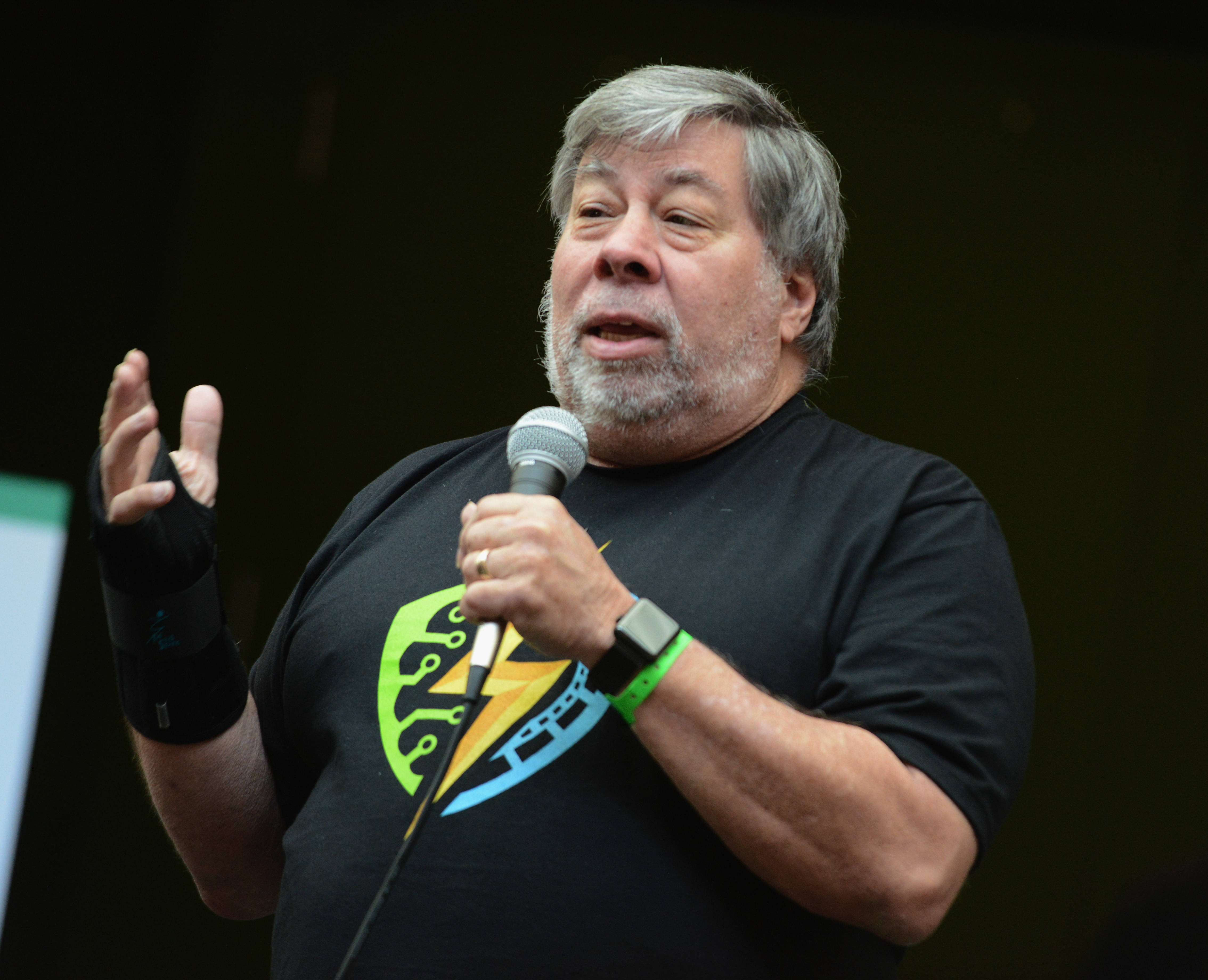 Steve Wozniak, microphone, black t-shirt, 4K Desktop Wallpaper