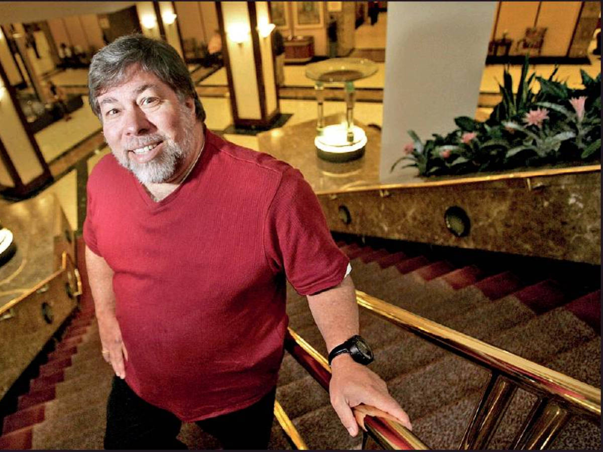 Steve Wozniak, golden stair, red shirt, SD Desktop Wallpaper