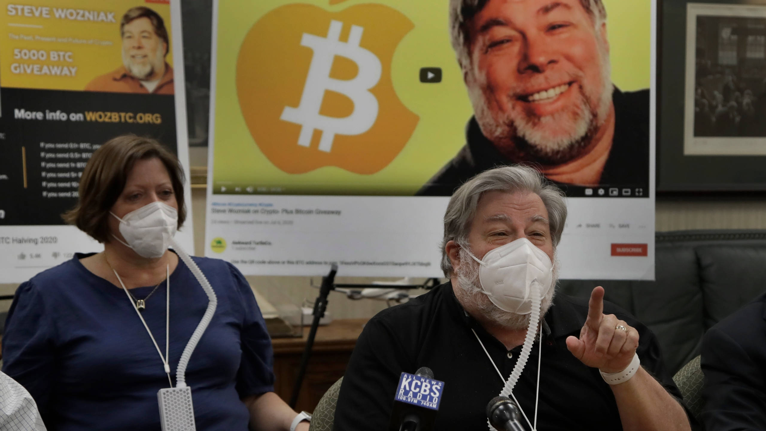 Steve Wozniak, wife, media conference, 2K Desktop Wallpaper