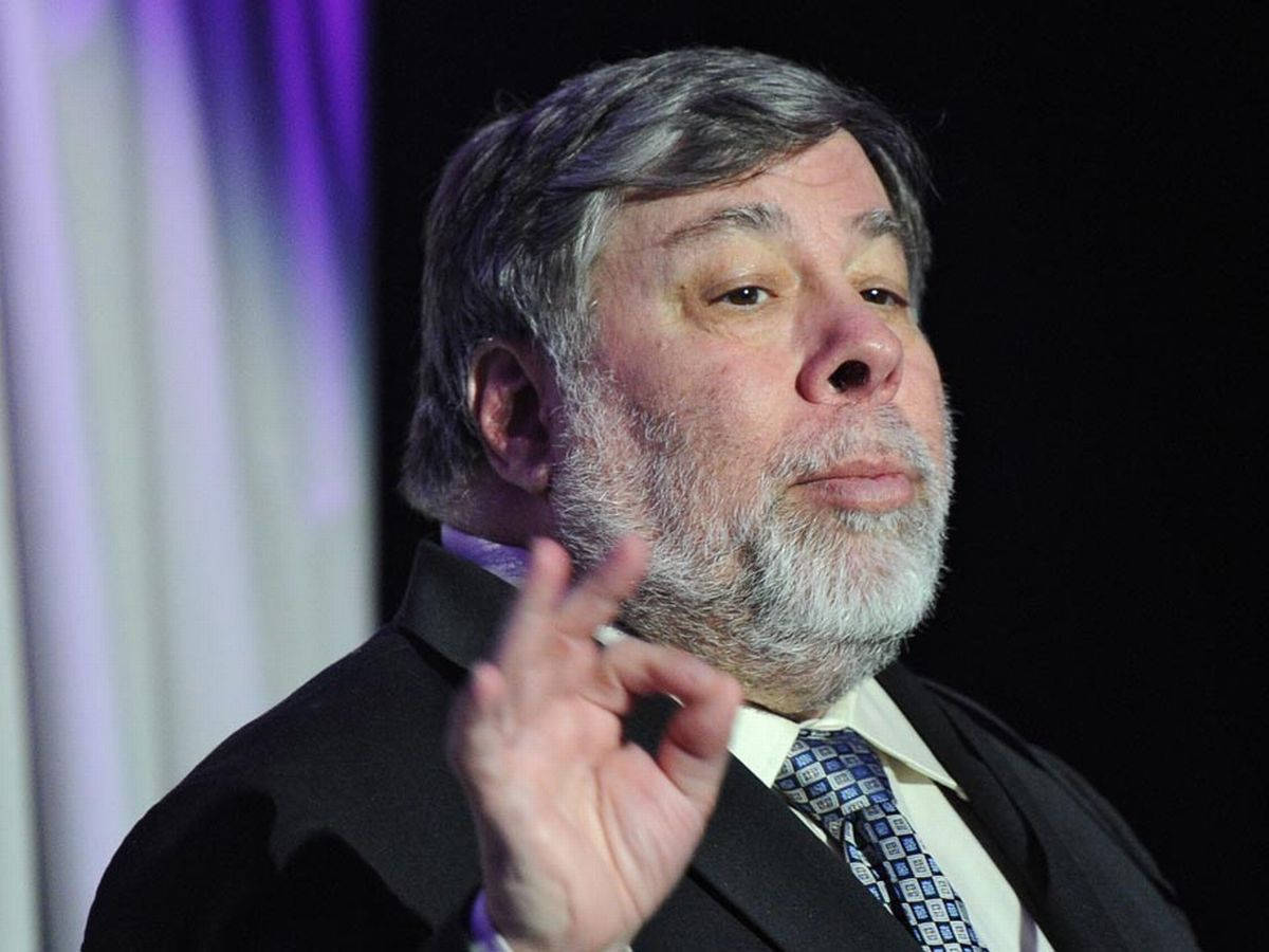 Steve Wozniak, three finger sign, gray hair, SD Desktop Wallpaper