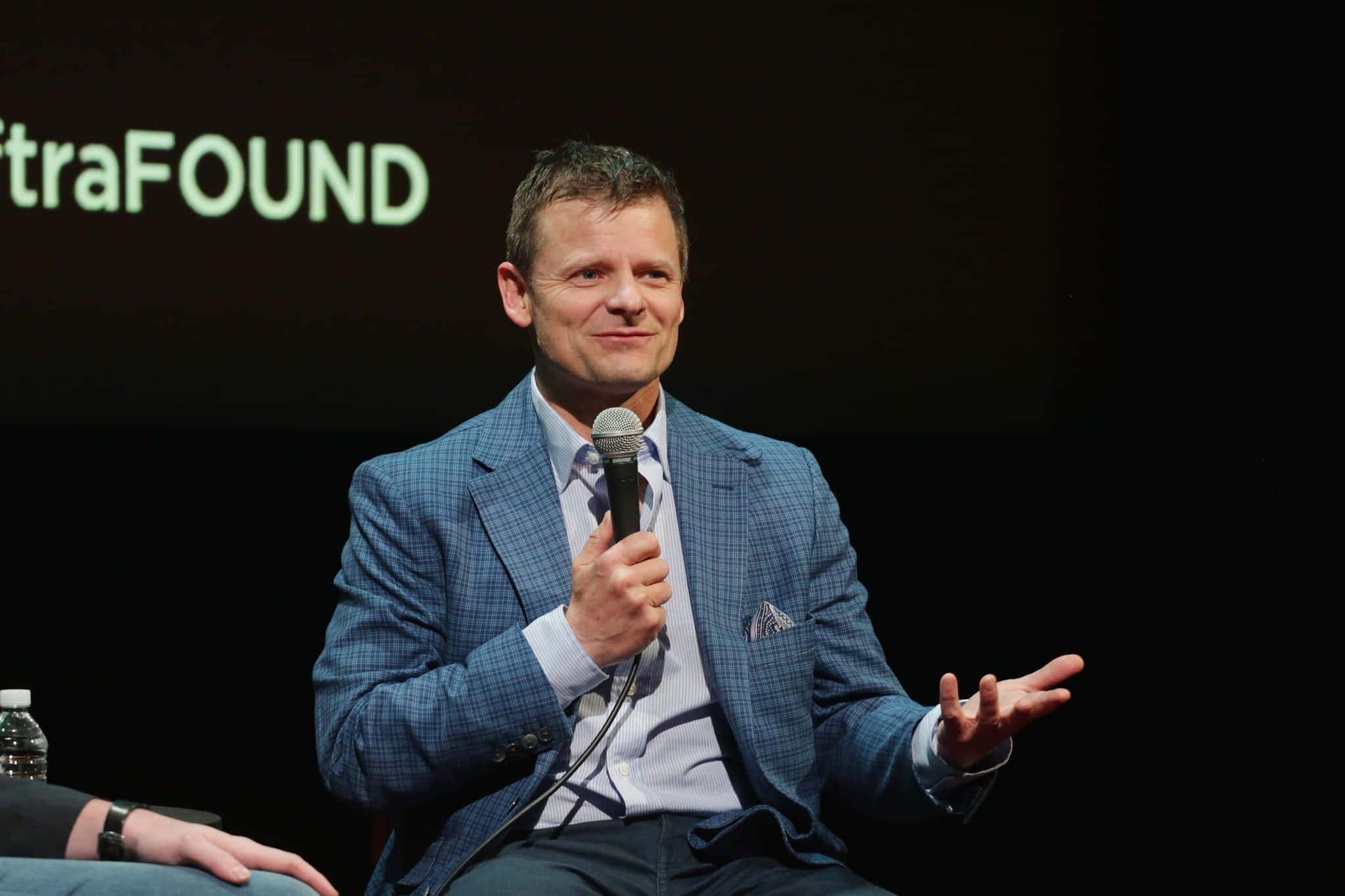 Steve Zahn, blue checkered suit, dimly lit event, Full HD Desktop Wallpaper