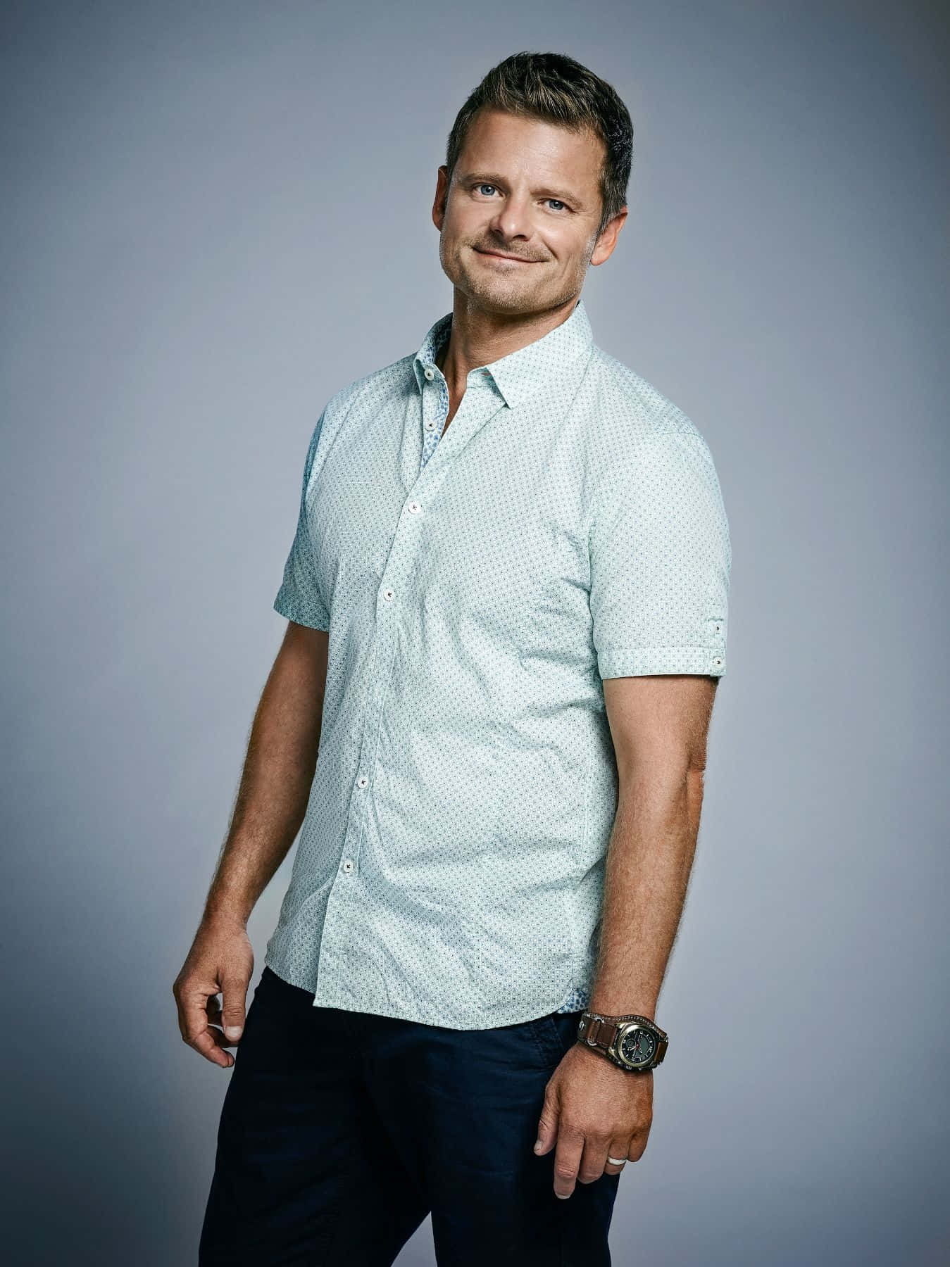 Steve Zahn, light blue patterned shirt, soft gray studio backdrop, HD Phone Wallpaper