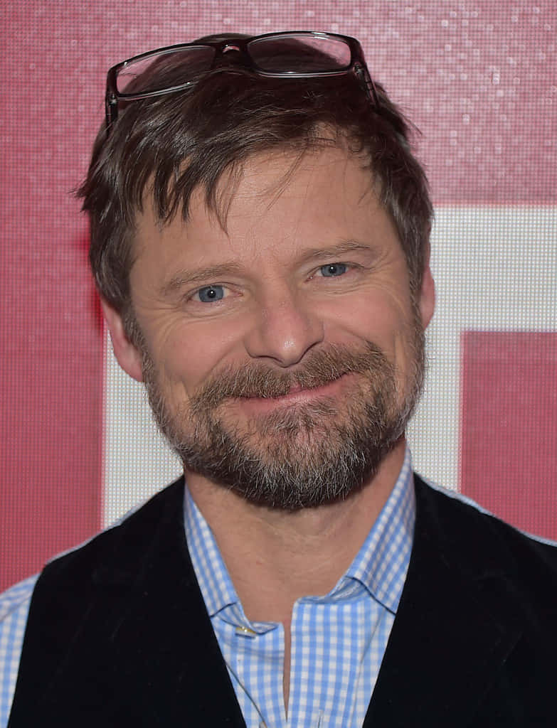 Steve Zahn, glasses on his head, pink pixelated backdrop, SD Phone Wallpaper