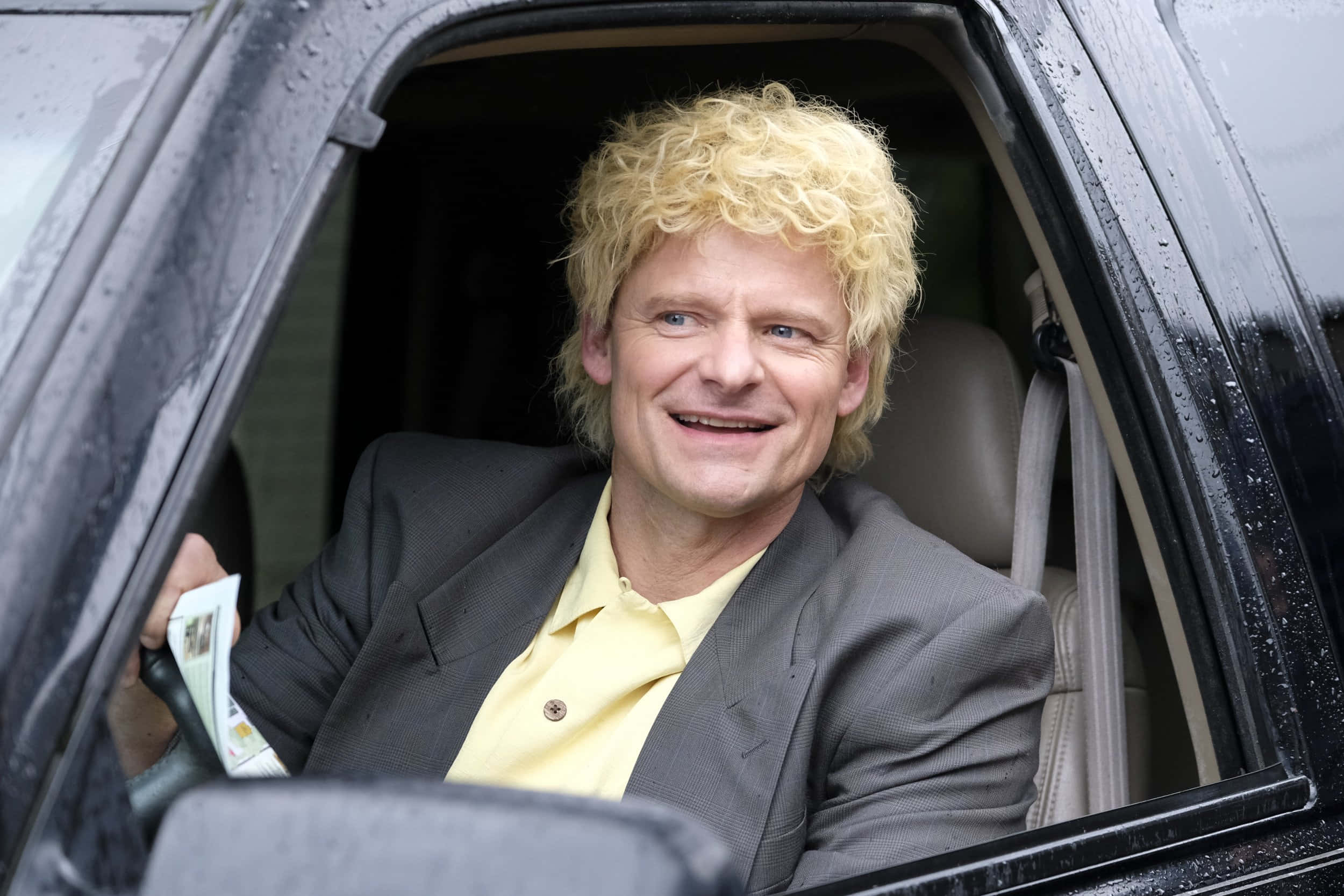 Steve Zahn, curly blonde hair, car window, Full HD Desktop Wallpaper