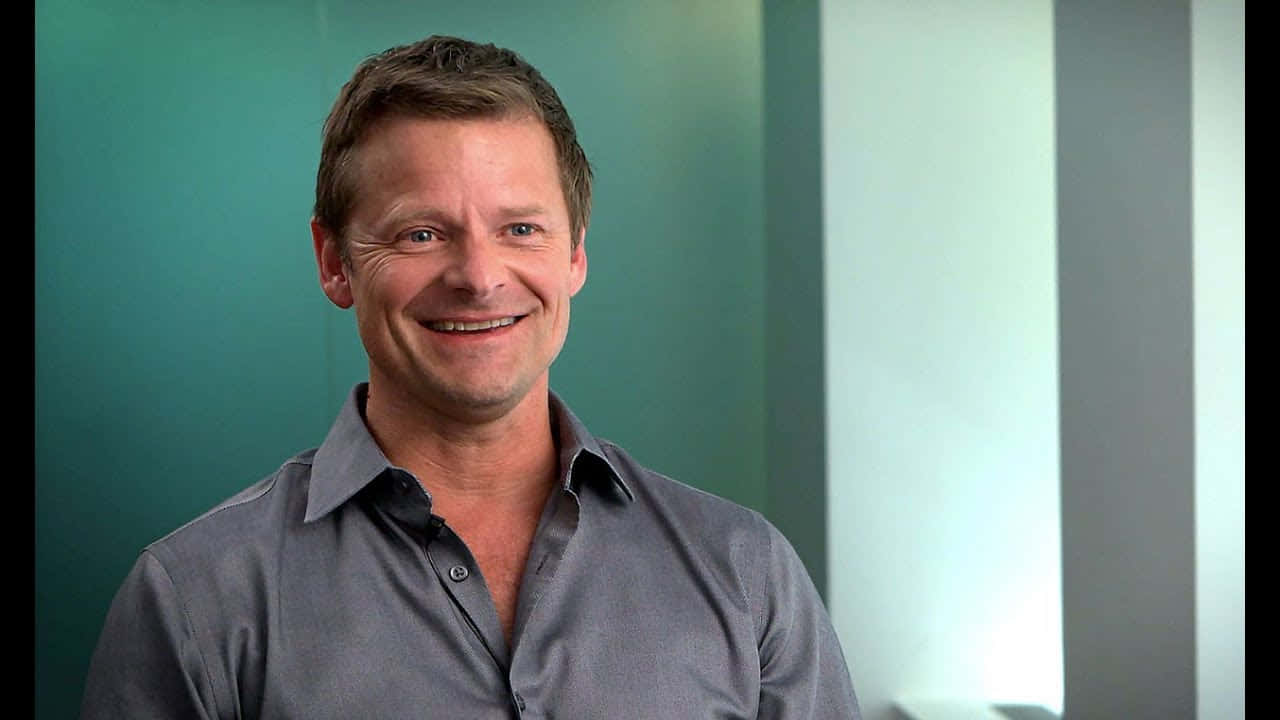 Steve Zahn, gray shirt, teal and white striped background, HD Desktop Wallpaper