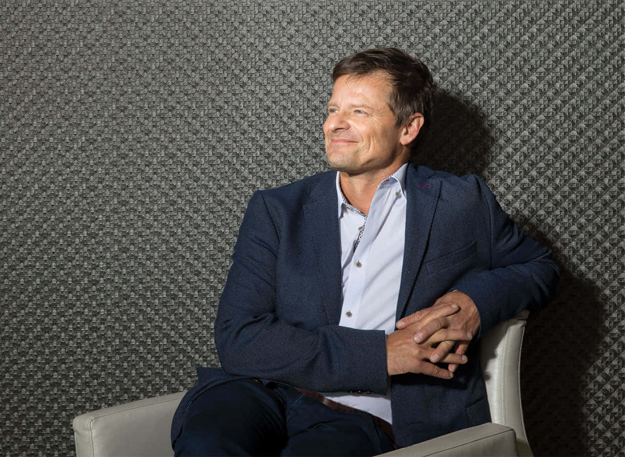 Steve Zahn, navy blazer, white chair, HD Desktop Wallpaper