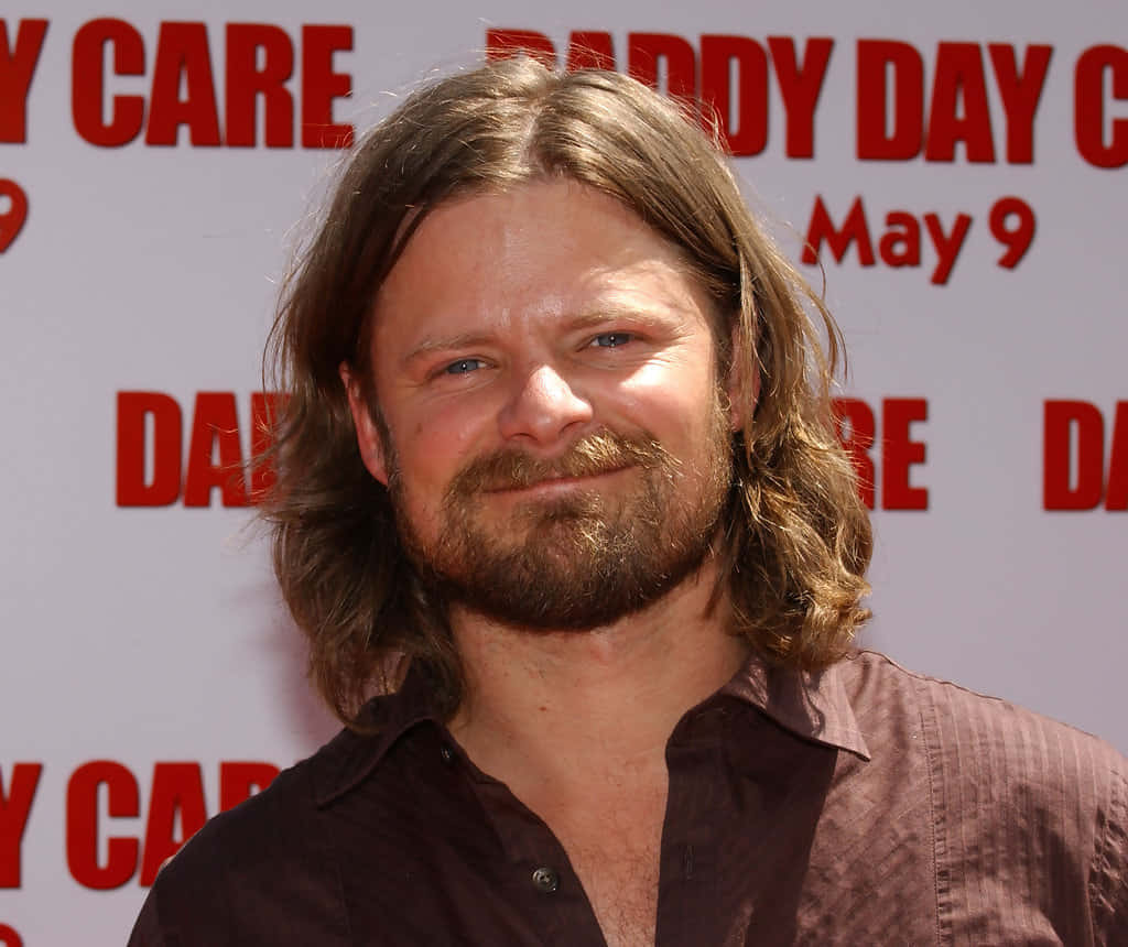 Steve Zahn, red and white movie premiere backdrop, long brown hair, SD Desktop Wallpaper
