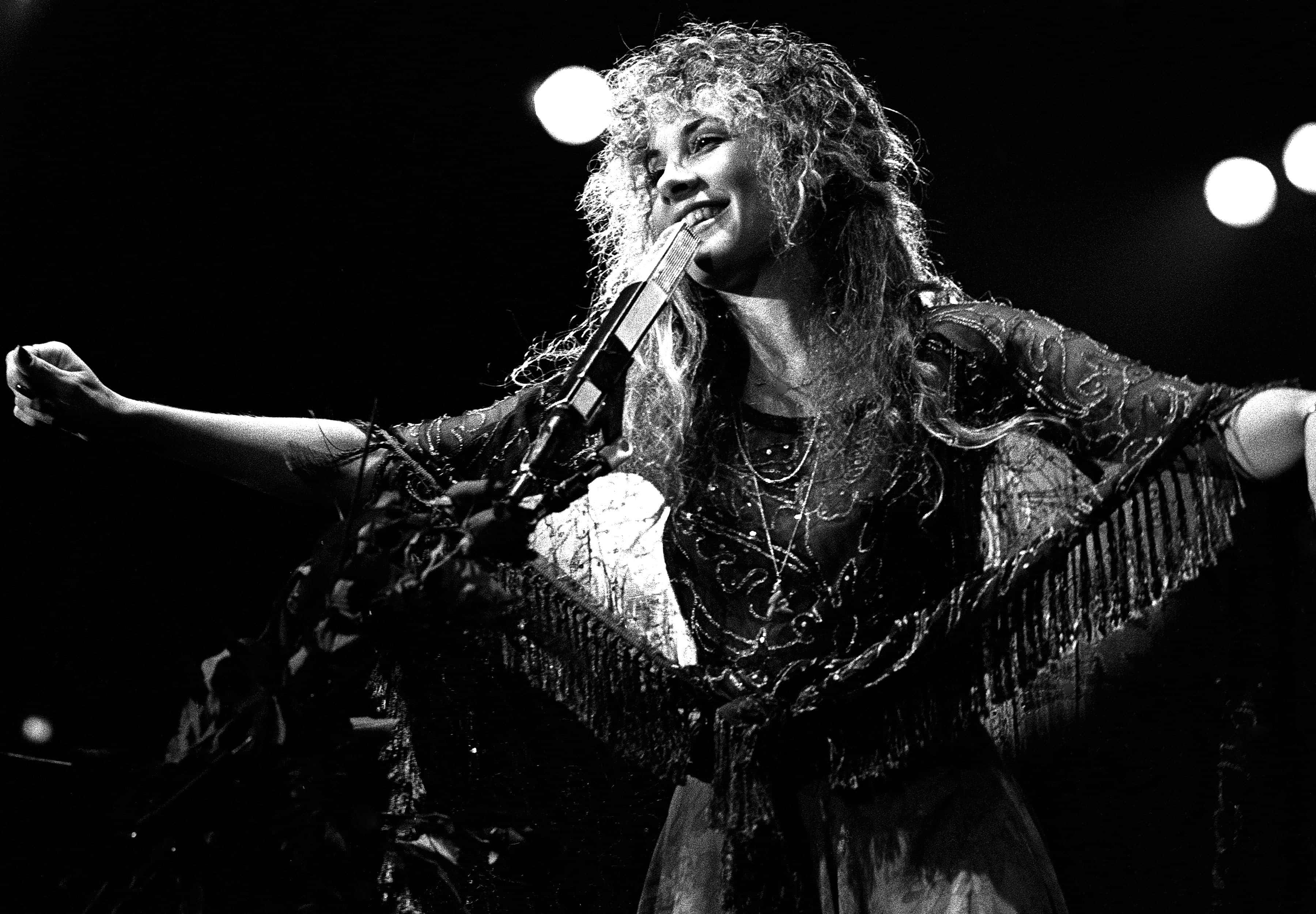 Stevie Nicks, black and white photo, curly hair, 2K Desktop Wallpaper