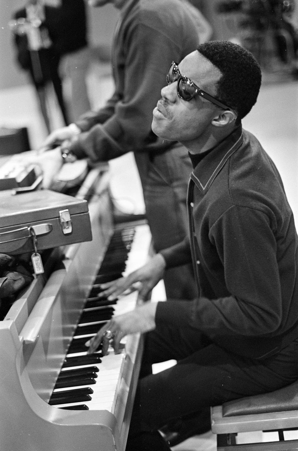 Stevie Wonder, piano, sunglasses, HD Phone Wallpaper