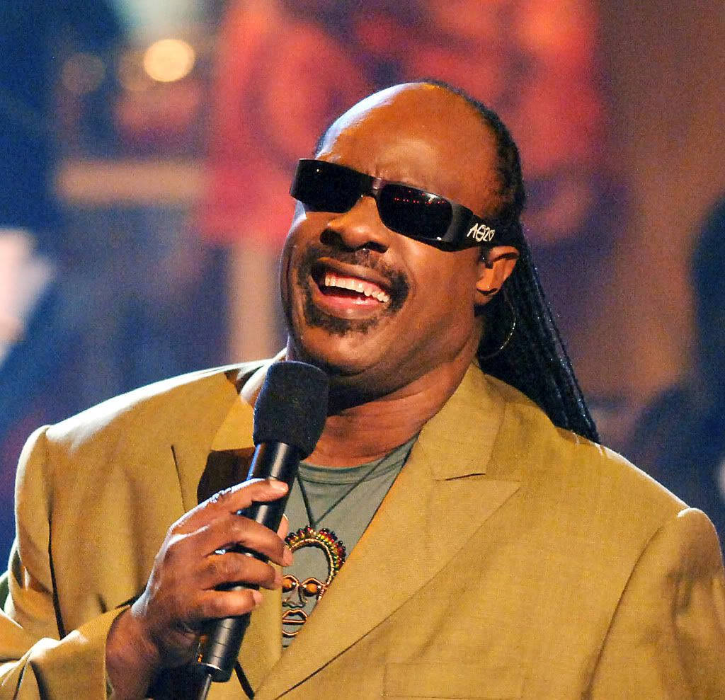 Stevie Wonder, microphone, sunglasses, SD Desktop Wallpaper